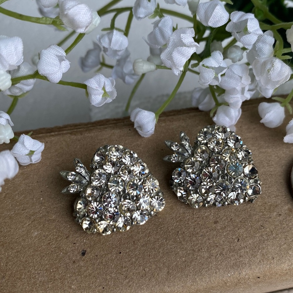 2 brooches
